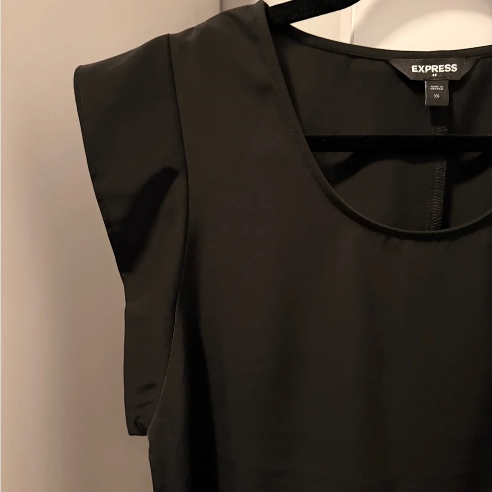 Express Black Cap Sleeve Scoop Neck Top - Picture 2 of 3